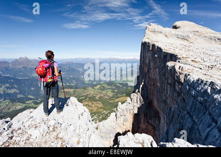 Scalatore sulla Kreuzkofelscharte a salire fino al Heiligkreuzkofel oltre l'Heiligkreuzkofelsteig via ferrata nel Fanes Foto Stock