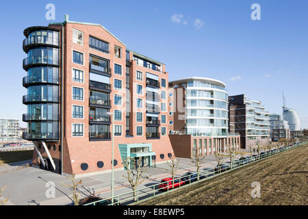 Visione di mare, Weser Loft e onda Weser edifici residenziali, Quartier Lloyd Marina, area di sviluppo a Neuen Hafen Foto Stock