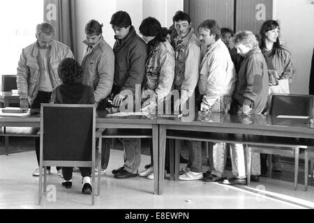 Oriente i cittadini tedeschi che viaggiano, incassare dentro il loro benvenuto denaro, giorno di apertura della frontiera interna aperta-confine tedesco Foto Stock