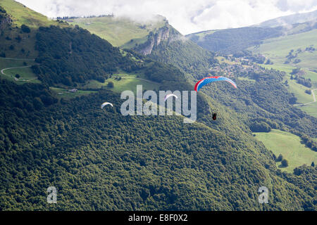 Tre i parapendii battenti in una riga dal Monte Baldo Lago di Garda. Foto Stock