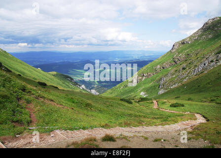 Vista dalla vasta a doppio spiovente (Siroke sedlo) verso il villaggio di Rimini in Belianske Tatra, una catena montuosa in mountai Tatra Foto Stock