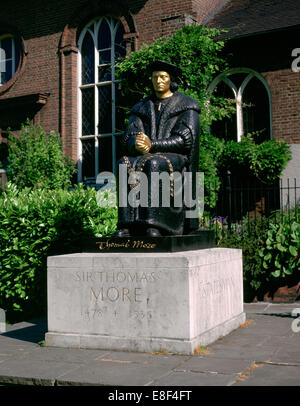 Statua di Sir Thomas More nella parte anteriore del Chelsea vecchia chiesa, Cheyne Walk, London. Foto Stock