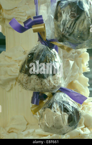 Close-up di bianco tartufi di cioccolato avvolte nel cellophane Foto Stock