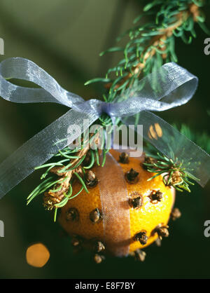 Close-up di un albero pomander decorazione realizzata da spicchio d'arancio chiodati legate con nastro organza Foto Stock