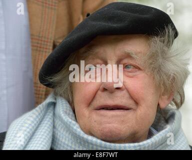 (FILE) - Un archivio foto, datata 05 aprile 2014, mostra autore Siegfried Lenz in Marbach/Neckar, Germania. Siegfried Lenz è morto. Foto: THOMAS KIENZLE/DPA Foto Stock