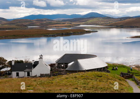 Il Callanish Standing Stones Visitor Center sulle rive di Loch Ròg sull'isola di Lewis, Ebridi Esterne. Foto Stock