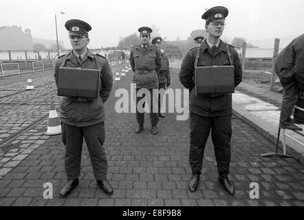 Tedesco orientale le guardie di frontiera stand ad un confine provvisorio checkpoint a Potsdamer Platz e al rilascio dei visti dal valigette di Berlino, Germania, 12 novembre 1989. Il bordo di apertura e di caduta del muro è stata brevemente ha annunciato nel corso di una conferenza stampa tenutasi il 09 novembre 1989. Nella giornata seguente, i valichi di frontiera sono stati continuamente creato. L'interno-confine tedesco, che aveva diviso il paese dal 1961, praticamente fermo esistente. Foto: Eberhard Kloeppel Foto Stock