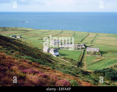 La cappella e casa di missione, le rovine dell'abbazia (c AD1200), Vittoriano 'modello' di case coloniche, giardini & stockyards visto da di Mynydd Enlli, Bardsey Island, il Galles del Nord Foto Stock