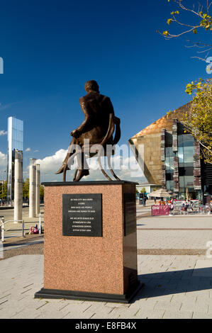 Statua di Ivor Novello, compositore e attore nato a Cardiff, Cardiff Bay, Galles, Regno Unito. Foto Stock