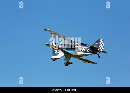 Pitts S-2UNA SPECIALE G-PITZ in volo il decollo da Breighton Airfield Foto Stock