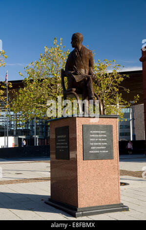 Statua di Cardiff nato song writer e attore Ivor Novello, La Baia di Cardiff, Galles, UK. Foto Stock