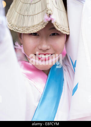 Donna con il tradizionale cappello di paglia a Awa odori ( Awa Dance Festival ) si è tenuto dal 12 al 15 agosto a Tokushima città su Shikoku Giappone Foto Stock