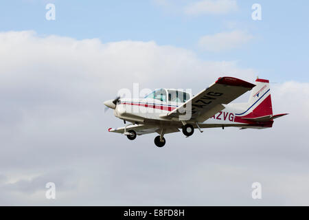 Grumman American AA-5 Traveler G-AZVG sull approccio alla terra a Sandtoft Airfield Foto Stock