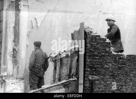 I lavori di demolizione di case di confine è proseguito sotto la custodia armata di soldati di frontiera in Bernauer Street a Berlino il 16 febbraio 1966. Foto Stock
