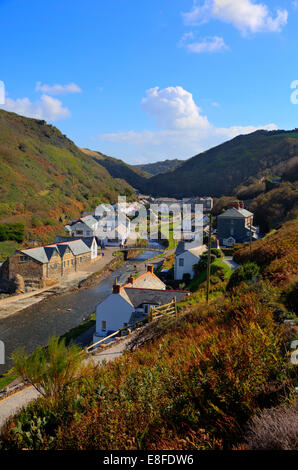 Boscastle town North Cornwall tra Bude e Tintagel Inghilterra Regno unito su una bella e soleggiata cielo blu giorno Foto Stock