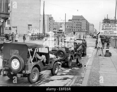 I soldati dell'Esercito USA stando sulla a Berlino Ovest lato e al popolo la polizia del GDR su Berlino Est, laterale al checkpoint Friedrichstraße a Berlino il 24 agosto 1961. Dal 13 agosto 1961, il giorno della costruzione del muro, fino alla caduta del muro di Berlino il 9 novembre 1989 la Repubblica federale di Germania e della Repubblica democratica tedesca sono state separate mediante la "cortina di ferro" tra occidente e oriente. Foto Stock