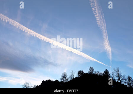 Contrails in cielo Foto Stock