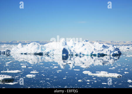 Iceberg galleggianti nella baia di Disko, Ilulissat, Groenlandia Foto Stock
