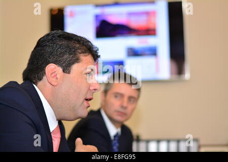 Gibilterra. Il 7 ottobre, 2014. Ministro in Capo Fabian Picardo evidenziando importanti della Università di Gibilterra come un altro "feather in Gibilterra cap." In occasione di una conferenza stampa tenutasi oggi al numero sei convento posto Gibilterra il Ministro in Capo Fabian Picardo e il Ministro per l'istruzione Gilbert Licudi lanciato formalmente i piani per la creazione dell'Università di Gibilterra. L Università che sarà situato in Europa Point Gibilterra è impostato su aperto per il business il 1° settembre 2015. Credito: Stephen Ignacio/Alamy Live News Foto Stock