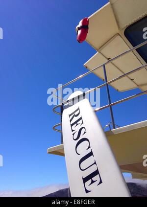 Surfboard di salvataggio appoggiato contro una torre di bagnino sulla spiaggia, California, Stati Uniti Foto Stock
