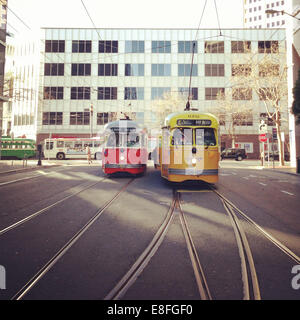 Stati Uniti, California, San Francisco, Muni bus e treni F sul mercato Foto Stock