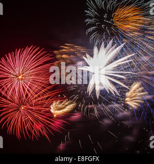 Coloratissimi fuochi d'artificio nel cielo notturno Foto Stock