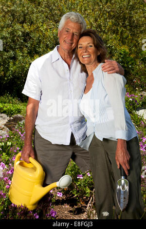 Ritratto di una coppia Senior in piedi in giardino giardinaggio Foto Stock