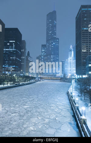 Skyline di Chicago in inverno, Illinois, Stati Uniti Foto Stock