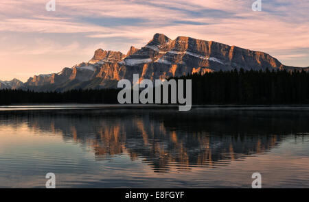 Montare Rudle riflessa in due Jack Lake, il Parco Nazionale di Banff, Alberta, Canada Foto Stock