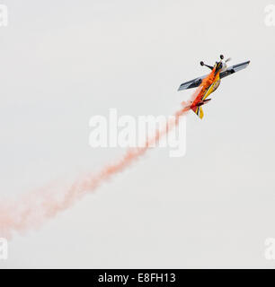 Vista ad angolo basso dell'aereo stunt che vola in cielo Foto Stock