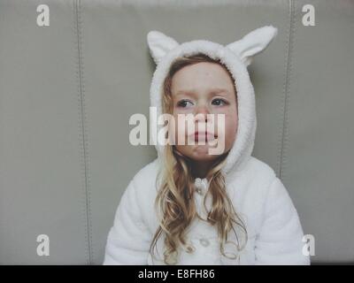 Ragazza in costume coniglio bunny tirando facce divertenti Foto Stock