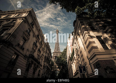 Francia, Parigi Torre Eiffel visto dalla strada Foto Stock