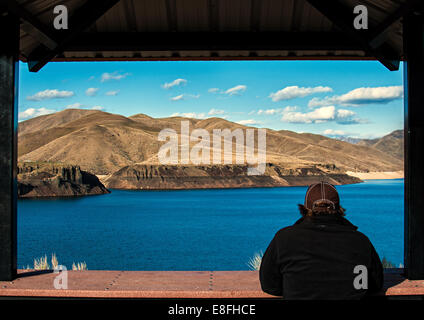 Uomo che guarda vista, Lucky Peak, Boise, Idaho, Stati Uniti Foto Stock