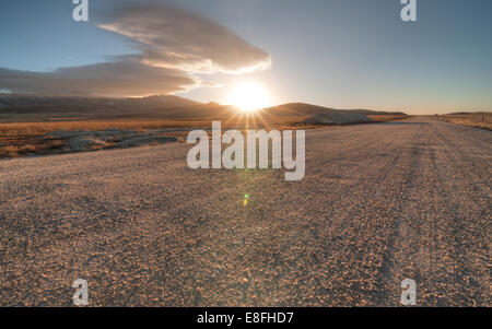 Stati Uniti d'America, Idaho, Tramonto sulla strada di campagna Foto Stock