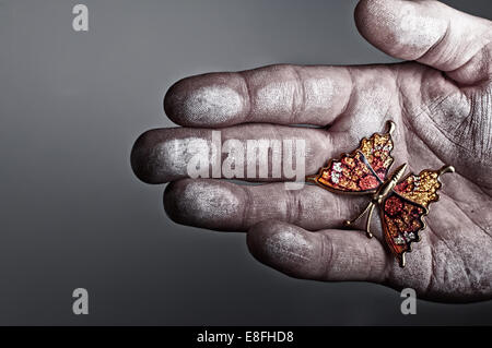 Stati Uniti d'America, Idaho, Ada County, Boise, man mano di contenimento realizzato butterfly dono in mano Foto Stock