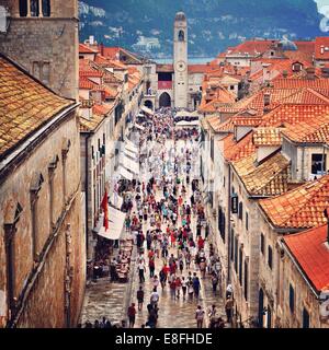 Croazia, Dubrovnik, strada piena di persone Foto Stock