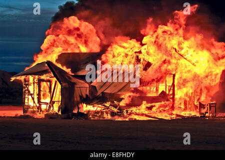 Casa abbandonata sul fuoco, Gila Bend, Arizona, Stati Uniti Foto Stock