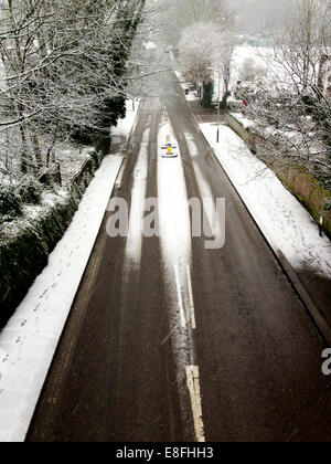 Strada coperta di neve, Crouch End, Londra, Inghilterra, Regno Unito Foto Stock