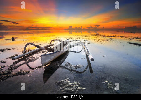 Indonesia, Bali, barca su shallow durante il tramonto Foto Stock