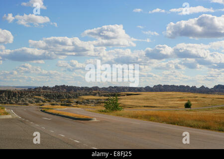 Attraversa il Badlands National Park, South Dakota, Stati Uniti Foto Stock