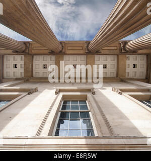 Regno Unito, Inghilterra, Londra, basso angolo di visione del British Museum Foto Stock