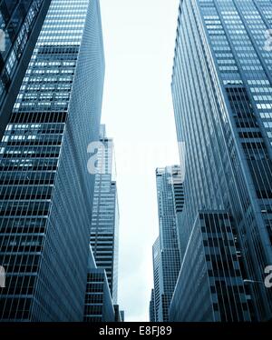 Vista ad angolo basso dei grattacieli, Midtown, Manhattan, New York, Stati Uniti