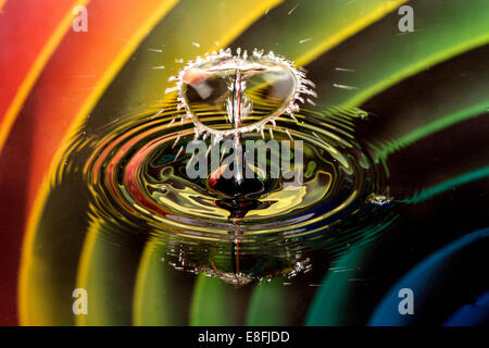 Gocce d'acqua sulla bolla con sfondo arcobaleno Foto Stock