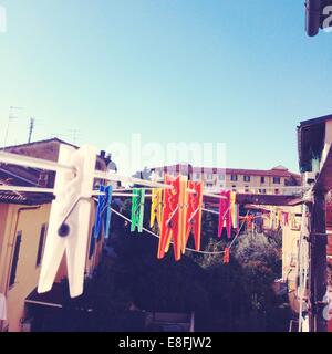 Italia, Toscana, Firenze, Clothespins su stendibiancheria Foto Stock