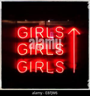 Paesi Bassi, North Holland, Amsterdam, Neon Orange 'ragazze' Foto Stock