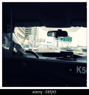 Street scene dall'interno di un taxi giallo, Manhattan, New York, USA Foto Stock