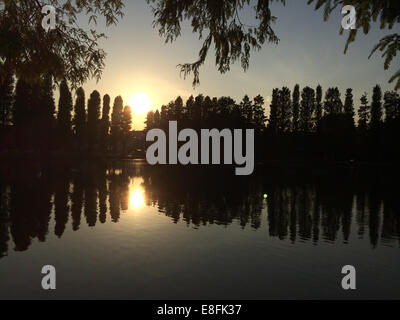 I riflessi del tramonto nel lago Foto Stock