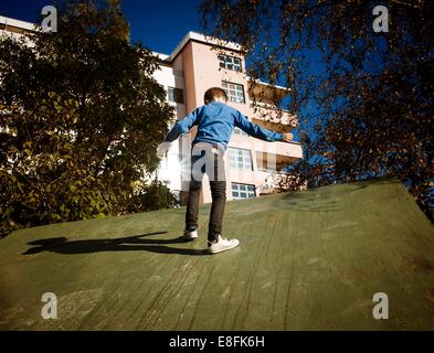 Ragazzo che cammina su un muro in un parco skateboard, Marienlyst, Frogner, Oslo, Norvegia Foto Stock