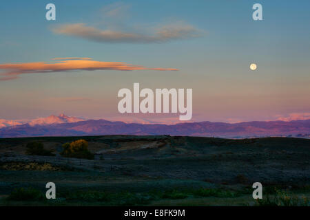 Impostazione della luna e alba sulle montagne rockey Foto Stock