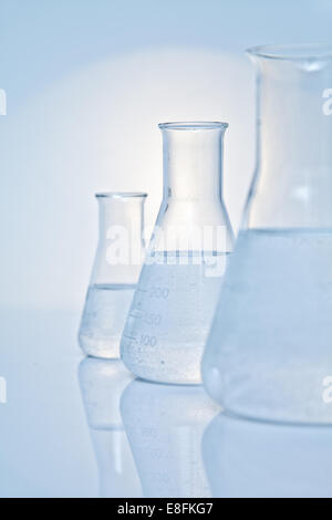 Primo piano di tre beute coniche consecutive in un laboratorio di ricerca Foto Stock